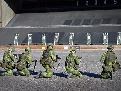 Un grupo de voluntarios de la Guardia Nacional de Suecia ensayan en un campo de tiro, el pasado viernes en Kungsängen.