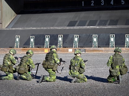 Un grupo de voluntarios de la Guardia Nacional de Suecia ensayan en un campo de tiro, el pasado viernes en Kungsängen.