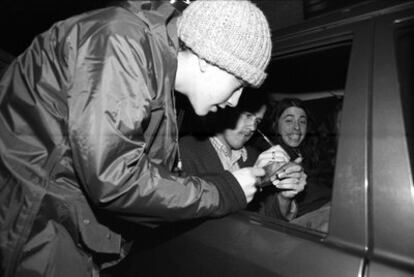 Un fan pide un autógrafo a la banda en la Gran Vía de Madrid, en 1994.