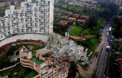 Fotografía cedida por Flycam-RC el pasado 15 de octubre en la que se registró el edificio Space, luego que la Torre 6 colapsara, en Medellín (Colombia). EFE/Archivo