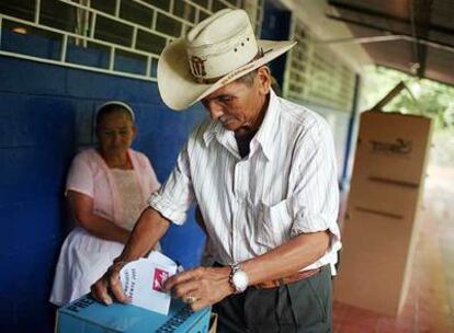 Un salvadoreño deposita su voto en la localidad de Cinquera.