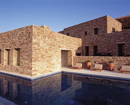 Los arquitectos levantaron parte de la vivienda con piedra local para facilitar su mantenimiento y camuflarla en el paisaje. 