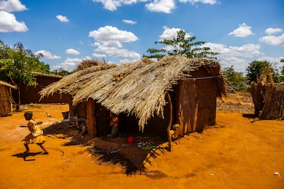 La casa, de paja y adobe, es de construcción reciente. La anterior fue arrasada por un ciclón, fenómeno frecuente en Nampula.