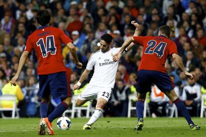 Isco dispara a puerta.