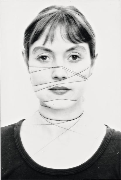 Esta fotografía de Annegret Soltau denuncia la opresión de aspecto discreto, pero con efectos asfixiantes.