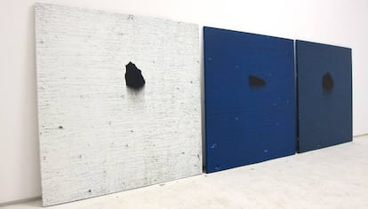 Tres de las obras de Fontela, poco antes de colgarse en la galería.