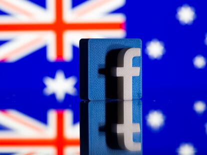 Logo de Facebook ante una bandera australiana.