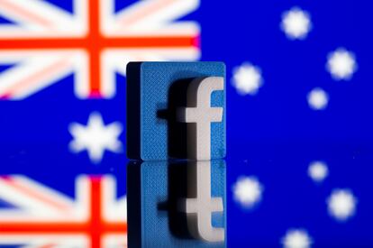 Logo de Facebook ante una bandera australiana.