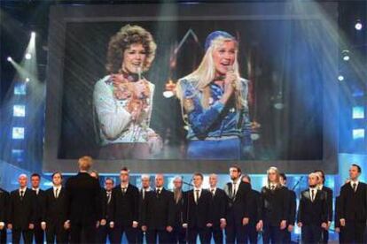 Una imagen del grupo Abba cuando ganó Eurovisión con la canción <i>Waterloo</i>, es proyectada en una pantalla gigante, durante el ensayo de Eurovisión 50 Aniversario.