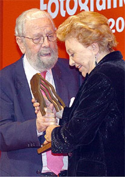 El director de cine José Luis Berlanga entrega el Premio Especial Homenaje Fotogramas de Plata 2003 a la actriz Amparo Soler Leal, que recibio el galardón muy emocionada.