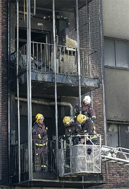 Aspecto de la fachada del restaurante incendiado.