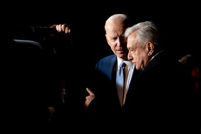 Joe Biden y López Obrador abordan el automóvil presidencial estadounidense, en el Aeropuerto Internacional Felipe Ángeles, en Zumpango (Estado de México), este domingo.