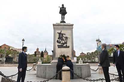 El alcalde de Alcalá de Henares, Javier Rodríguez (izquierda); el rector de la UAH, José Vicente Saz (segundo por la derecha); y los portavoces de los grupos políticos en el homenaje ante el monumento de Miguel de Cervantes.