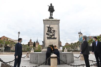 El alcalde de Alcalá de Henares, Javier Rodríguez (izquierda); el rector de la UAH, José Vicente Saz (segundo por la derecha); y los portavoces de los grupos políticos en el homenaje ante el monumento de Miguel de Cervantes.