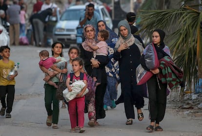 Varios niños palestinos se desplazan junto a sus familias desde el campo de El Bureij, en el centro de la franja de Gaza, y buscan un lugar seguro donde refugiarse, el 4 de junio de 2024 