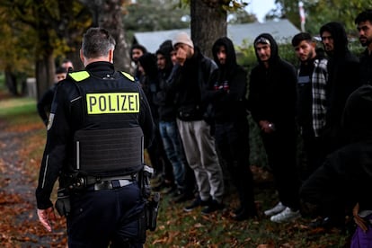 Migrantes detenidos por la Policía alemana durante una operación contra la migración irregular cerca de Frost, en la frontera con Polonia, el 12 de octubre.