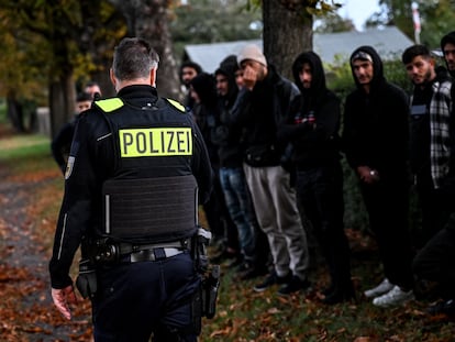 Migrantes detenidos por la Policía alemana durante una operación contra la migración irregular cerca de Frost, en la frontera con Polonia, el 12 de octubre.