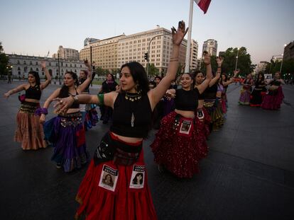 Activistas y ciudadanas bailan durante una manifestación para exigir medidas efectivas contra la violencia machista, en Santiago (Chile), el pasado 24 de noviembre.