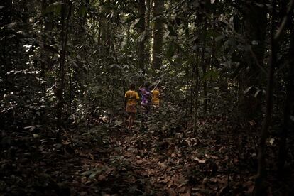 Un grupo de jóvenes se adentra en el bosque donde se ha refugiado su comunidad. "La tasa de mortalidad infantil es muy alta entre los bayaka. Es probable que quienes sobrevivan resistan mejor a un virus, pero no tenemos datos sobre una posible vulnerabilidad o inmunidad natural a enfermedades importadas", subraya la doctora Emilia Bylicka, que pasó cuatro años cuidando pigmeos en el suroeste del país. "El problema es que abandonan el tratamiento muy rápidamente. Es imposible hacer que tomen un medicamento por más de unos pocos días", se preocupa.