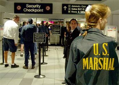 Vigilancia policial en el aeropuerto de Boston poco después de los atentados del 11-S.