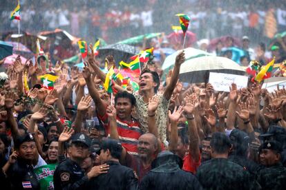 Inmigrantes birmanos celebran la llegada de la líder de facto de Birmania, la nobel de la paz Aung San Suu Kyi, a un encuentro con la comunidad de su país en Talad Talay Thai en la provincia de Samut Sakhon, Tailandia.