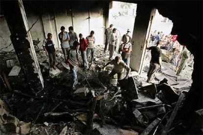 Jóvenes palestinos observan los daños causados por los bombardeos israelíes ayer en Jan Yunis (Gaza).