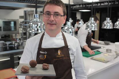 El chef Andoni Luis Aduriz muestra un plato en la cocina de su restaurante Mugaritz en Gipuzkoa. 