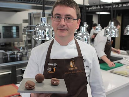 El chef Andoni Luis Aduriz muestra un plato en la cocina de su restaurante Mugaritz en Gipuzkoa. 