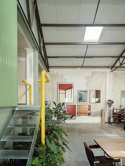 Herramientas de trabajo, muebles rescatados y restaurados, una cocina de un restaurante recientemente cerrado, un banco de una iglesia abandonada y plantas de diferentes tipos y tamaños.