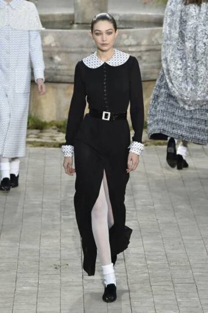 Gigi Hadid, en un desfile de Chanel en la Semana de la Alta Costura de París, este martes.