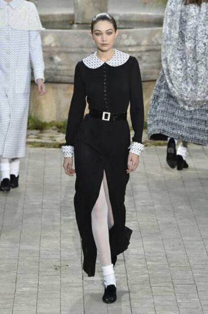 Gigi Hadid, en un desfile de Chanel en la Semana de la Alta Costura de París, este martes. 