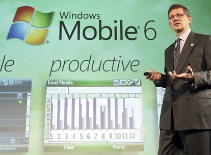 Pieter Knook, viceprensidete de Microsoft para software para dispositivos, ha sido el encargado de presentar el nuevo Windows Mobile 6 en la feria de telefonía móvil 3GSM, donde el nuevo sistema operativo de Microsoft para pequeños dispositivos portátiles es una de las novedades más destacadas.