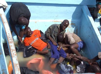 Los supervivientes de la patera llegada a La Gomera con cuatro cadáveres han manifestado que procedían de Guinea Bissau y que se perdieron durante la travesía. Los inmigrantes llevaban varios días sin beber agua.