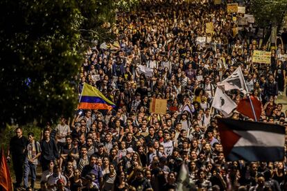 Numerosos colombianos han salido a las calles desde que el pasado jueves fuera convocada una huelga general. En una de esas protestas, Cruz recibió el disparo de una bomba lacrimógena.