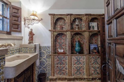 Algunos cuartos de baño conservan los azulejos originales de la casa, seguramente puestos por el archiduque Luis Salvador de Habsburgo en su construcción a mediados del siglo XIX. La decoración se completa con una pila de mármol, una talla y una alacena de madera policromada. Ta,mbién de madera son las puertas y las contraventanas. |