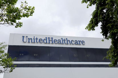 Logo del grupo UnitedHealth en su sede en Santan Ana, California. 