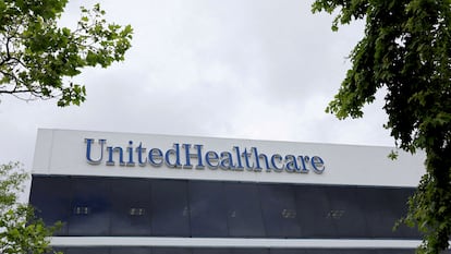 Logo del grupo UnitedHealth en su sede en Santan Ana, California.
