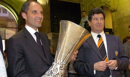 Es mayo de 2004: Camps sujeta la copa de la UEFA que gan&oacute; el Valencia en presencia del presidente del club, Jaime Ort&iacute;.