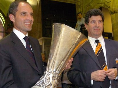 Es mayo de 2004: Camps sujeta la copa de la UEFA que gan&oacute; el Valencia en presencia del presidente del club, Jaime Ort&iacute;.