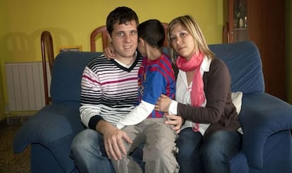 David y Cruz, con su hijo, en su domicilio de Vinaròs.