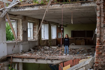 Anna Skiban, de 12 años, se coloca entre los escombros de su antigua aula, en la misma posición en la que estaba su pupitre antes de que el instituto de Mykhailo-Kotsyubynske, Chernihiv, fuera bombardeado por las fuerzas rusas. "Estoy muy triste. No puedo creer que esto le haya pasado a mi escuela", lamenta.  