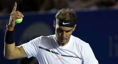 Nadal reclama una revisi&oacute;n durante un partido en Acapulco.