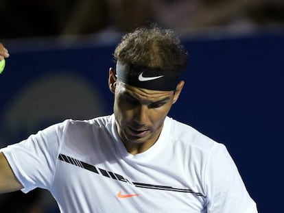 Nadal reclama una revisi&oacute;n durante un partido en Acapulco.