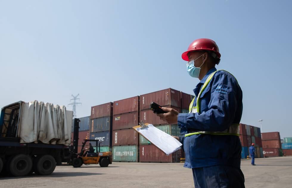Un empleado protegido con mascarilla supervisa una operación de carga en el puerto de Wuhan el 12 de abril pasado.