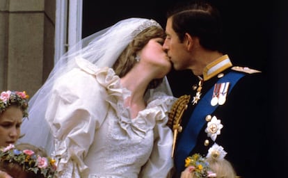 Los príncipes de Gales se besan en el palacio de Buckingham tras su boda, celebrada en la catedral de San Pablo en Londres el 27 de julio de 1981.