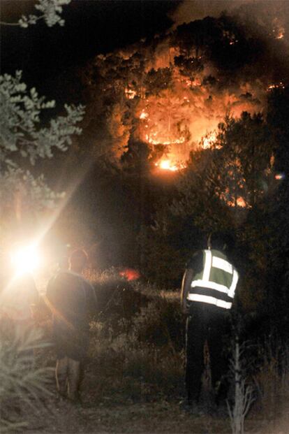 Los servicios de extinción tratan de acabar con el incendio declarado en la zona de Roca Llisa, en Ibiza.