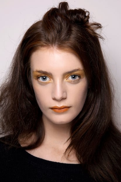 Una versión distinta del color block, con tonos muy similares: naranja en los labios y dorado en los ojos.