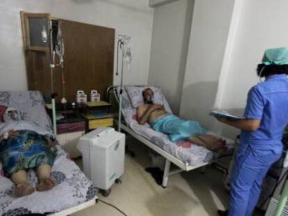 Civils en un hospital d'Alep ingressats després d'un atac amb gas.