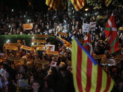 Demonstration in Barcelona calling for sacked Catalan ministers to be released.