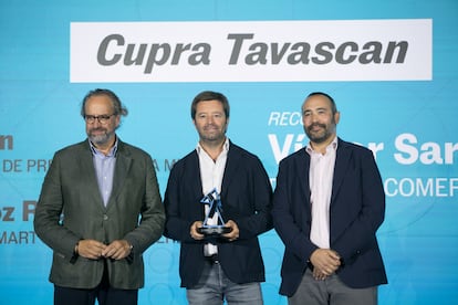 Juan Cantón, director general de Prensa de PRISA Media, junto a Jorge Muñoz Riesco, responsable de Smart Mobility e Iberdrola, y Víctor Sarasola, director comercial de Cupra España.